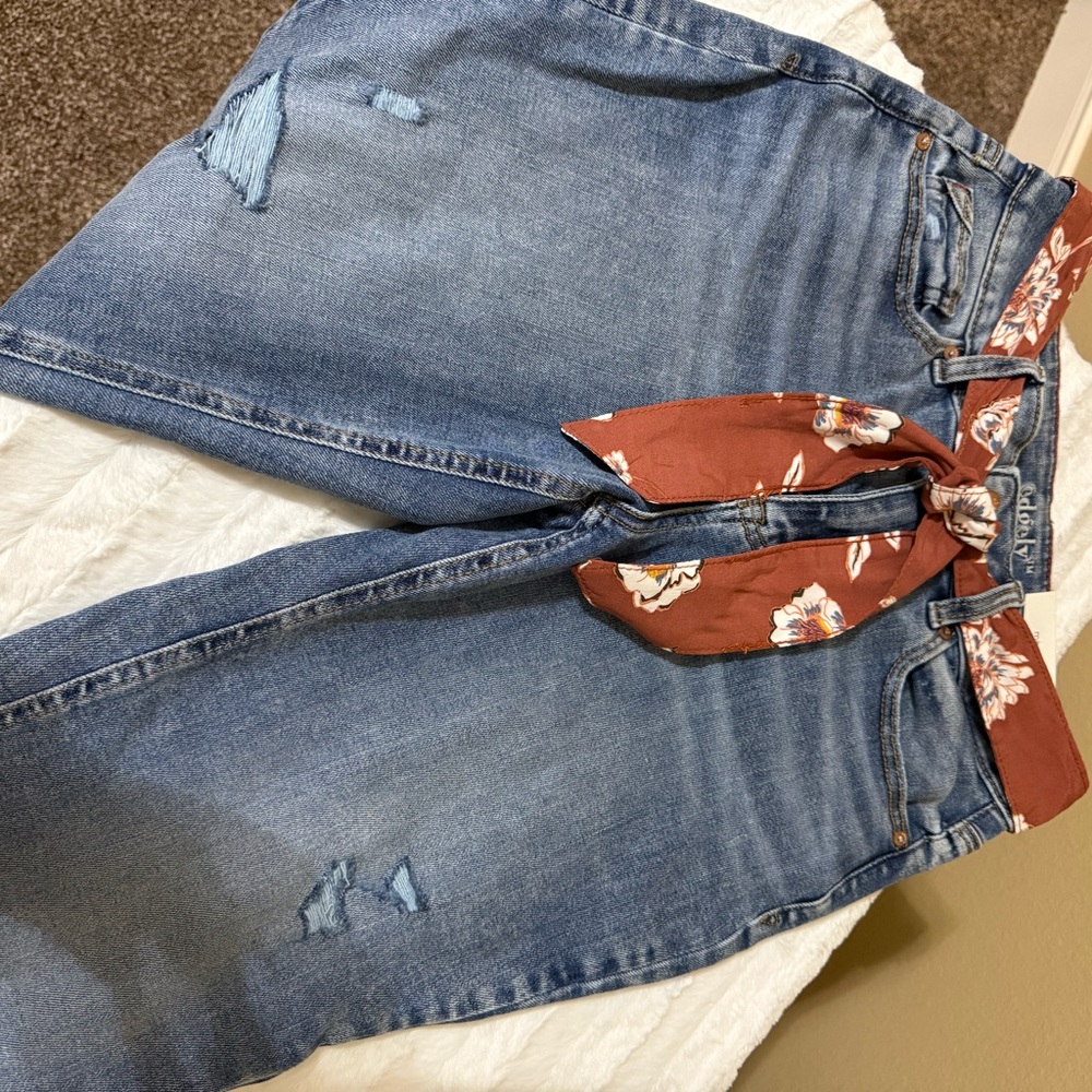 Trendy Blue Boyfriend Jeans with Floral Scarf